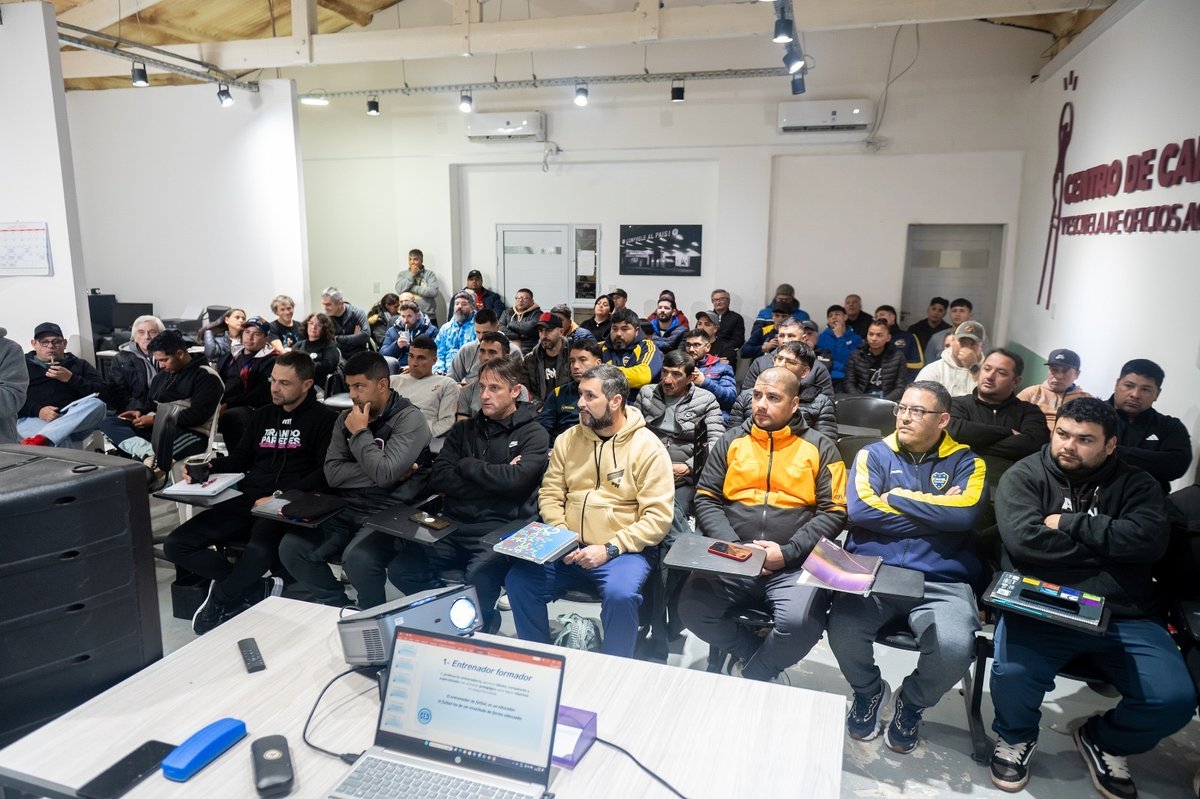 Entrenadores durante la clínica de fútbol infantil en Timbúes