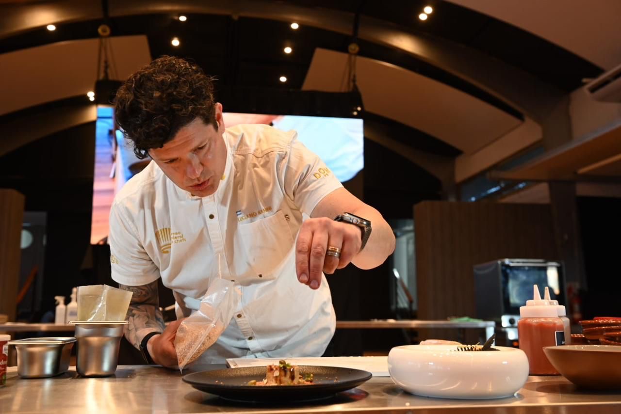 Un cocinero emplata en vivo durante el Torneo de Chefs de Santa Fe en La Fluvial