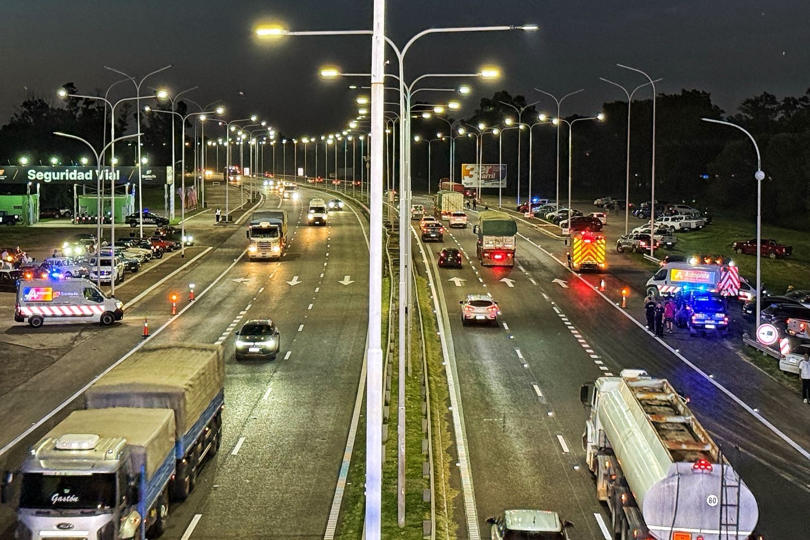 Tránsito en la autopista Rosario–Santa Fe con el tercer carril habilitado