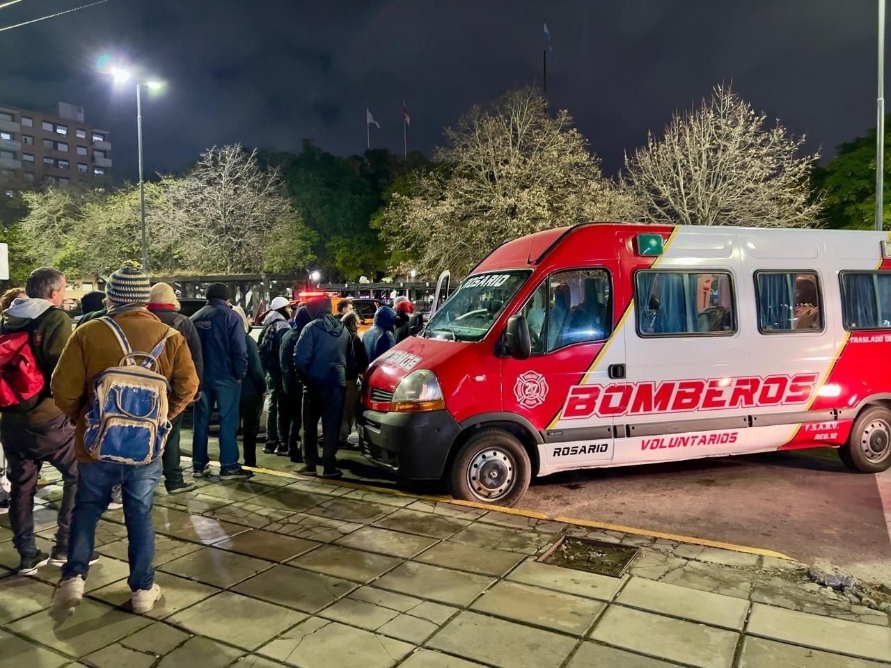 Móvil de Bomberos Voluntarios para el traslado a refugios en Rosario
