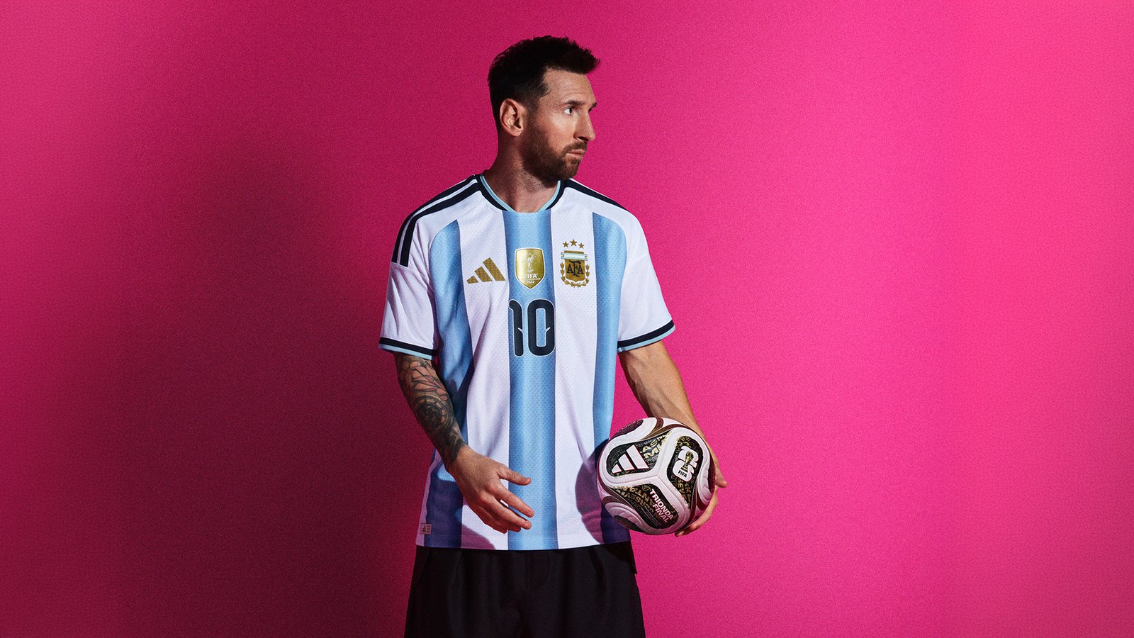 Lionel Messi con la Trionda Final en la campaña de presentación