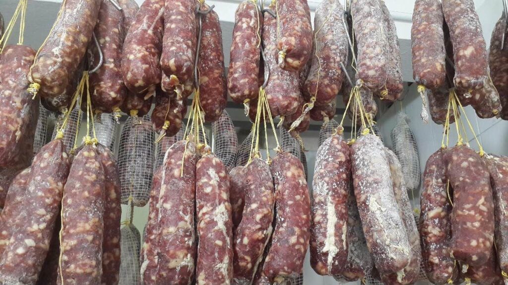 Salamines y chorizos caseros colgados, en el marco de la alerta por triquinosis en Santa Fe
