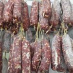 Alerta por triquinosis: la Provincia refuerza la prevención tras detectar dos brotes Salamines y chorizos caseros colgados, en el marco de la alerta por triquinosis en Santa Fe
