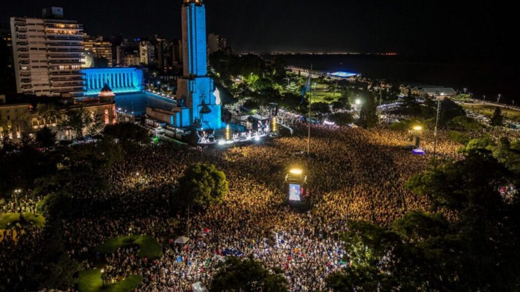 Multitud en un evento masivo junto al Monumento a la Bandera, en Rosario