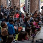 Vacaciones Copadas: se movilizaron más de 430.000 personas y dejaron un impacto económico de $25.700 millones Decenas de chicos sentados en el piso junto a sus familias durante una función cultural del receso de invierno