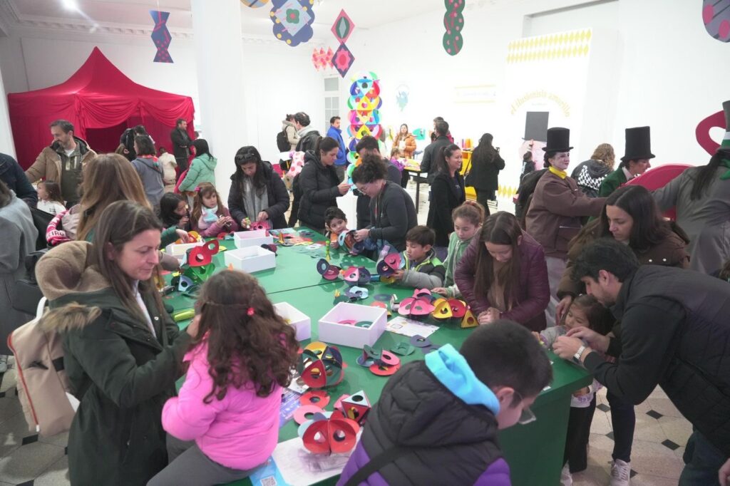Familias y chicos participan de un taller de Vacaciones Copadas en un espacio cultural de Santa Fe