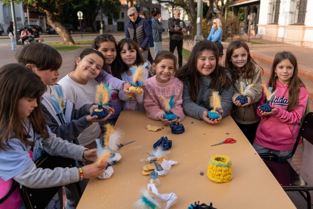 Un grupo de chicos muestra sus trabajos en un taller al aire libre durante las Vacaciones Copadas en Santa Fe