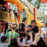 El intendente Roly Santacroce saluda a chicos y chicas en un espacio recreativo de Funes durante las vacaciones de invierno