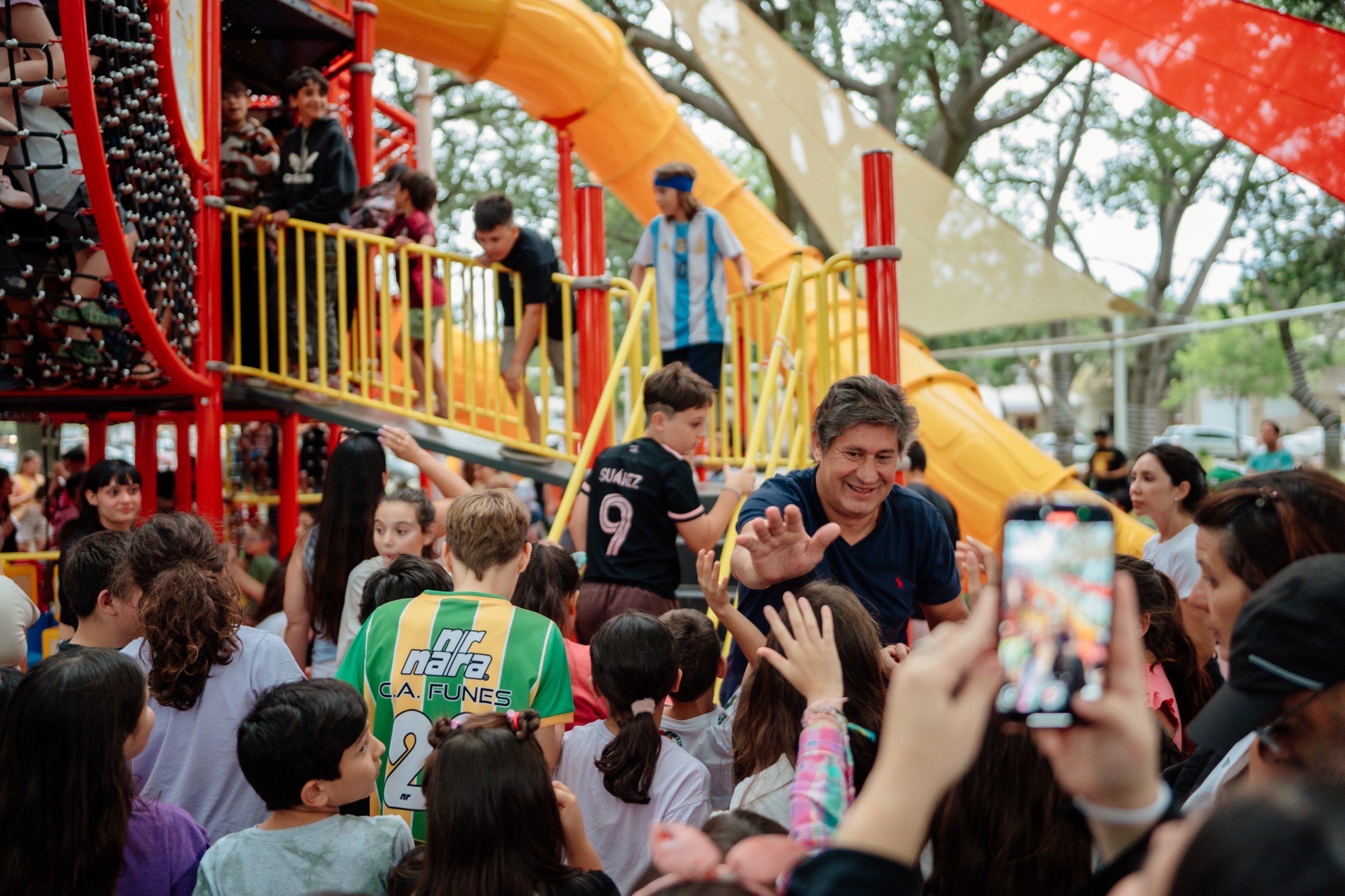 El intendente Roly Santacroce saluda a chicos y chicas en un espacio recreativo de Funes durante las vacaciones de invierno