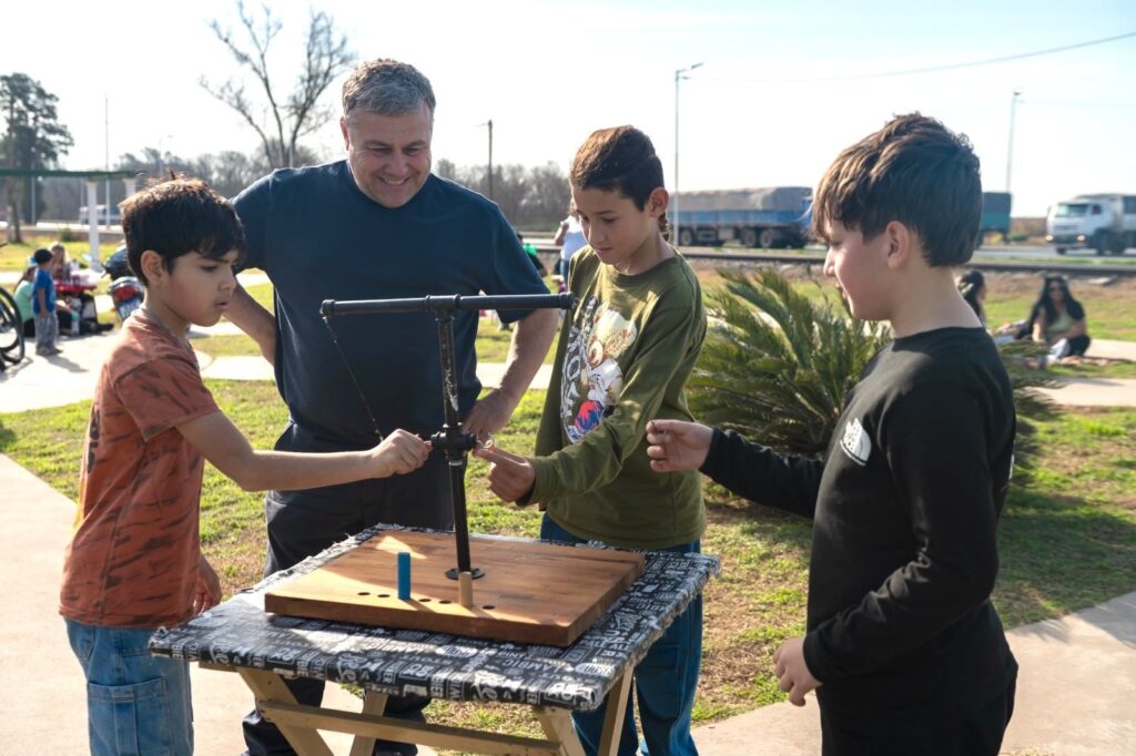 Chicos y familias participando de las actividades de vacaciones de invierno en Timbúes