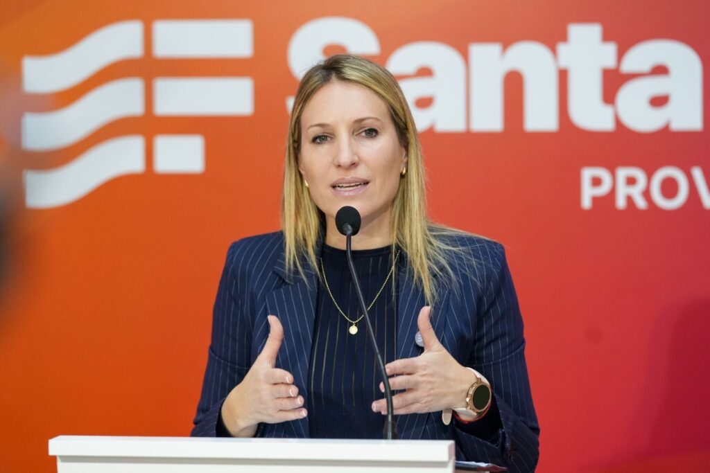 La vocera oficial del Gobierno de Santa Fe, Virginia Coudannes, durante una conferencia de prensa