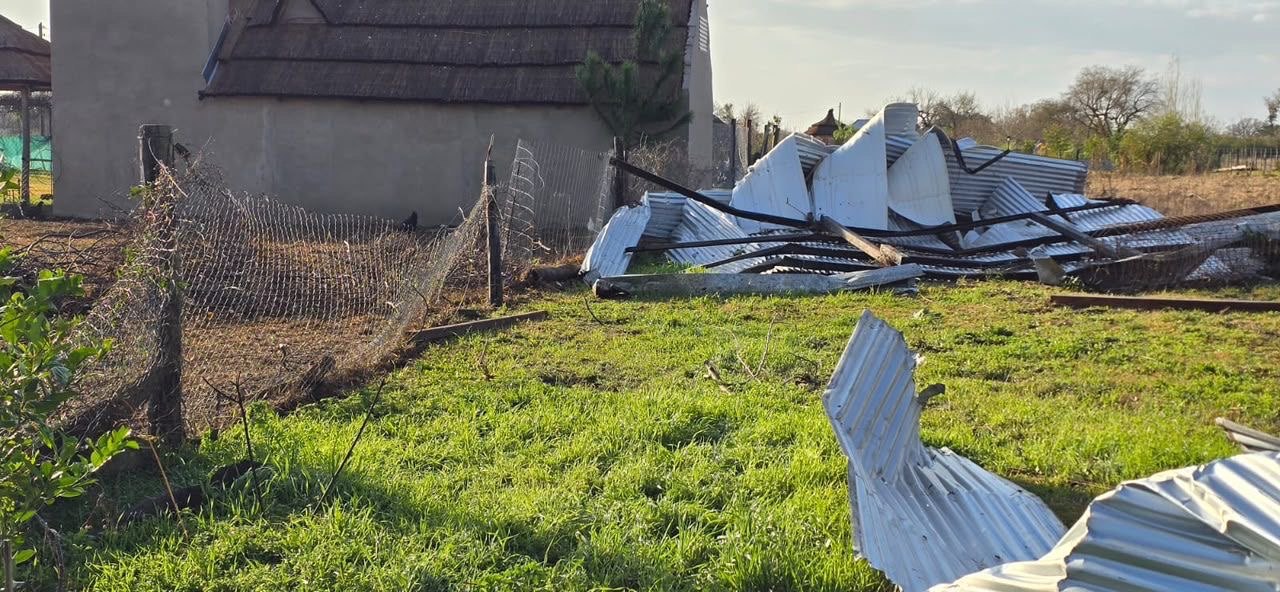 Chapas y estructuras metálicas derribadas por las fuertes ráfagas de viento en el norte provincial